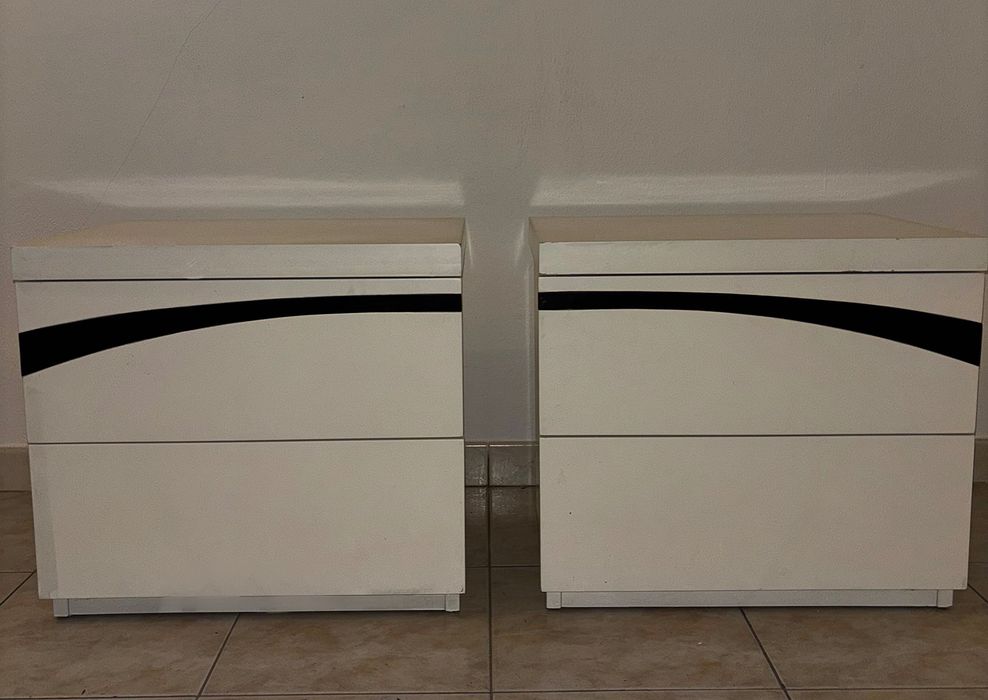 Conjunto de cama, colchão, mesa de cabeceira, comoda e espelho