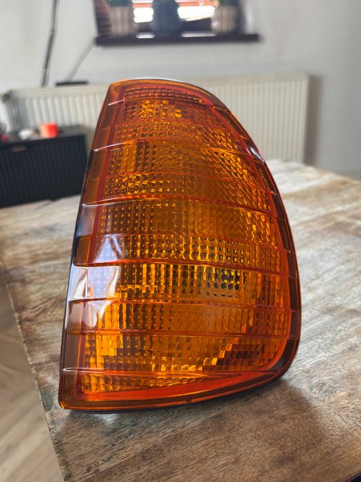 Kierunkowskaz lewy przód Mercedes w123