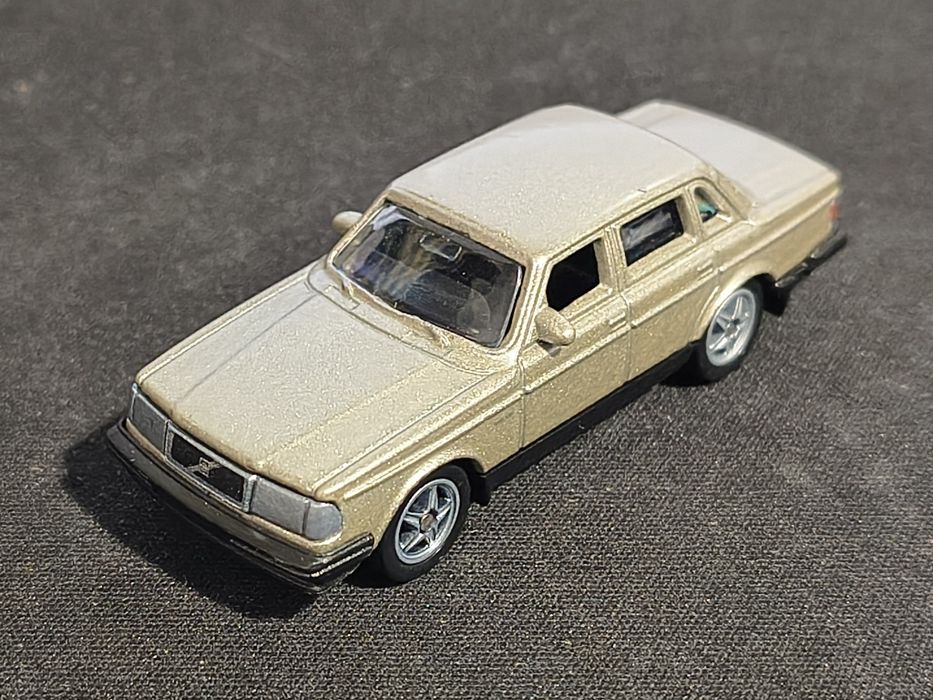 Welly Volvo 240 GL 1:64
