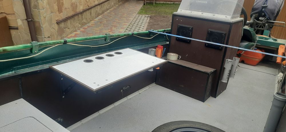 Лодка з лафетом Южанка мотор Меркурі 20