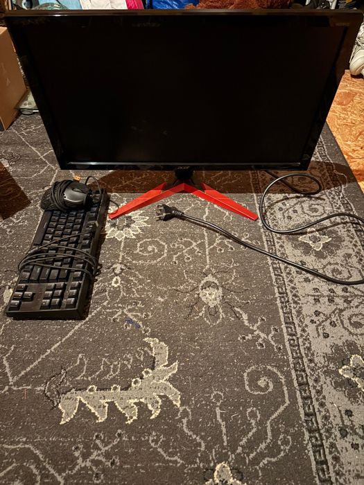 Monitor , myszka oraz klawiatura mechaniczna