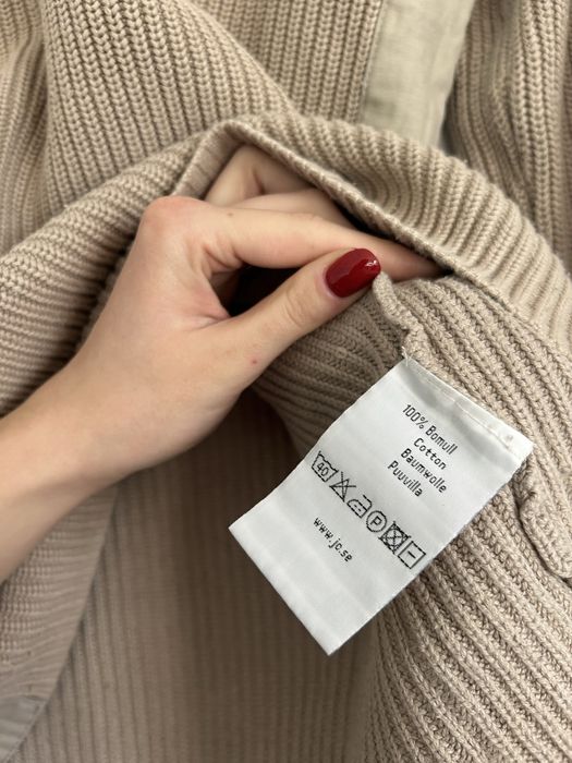 Beżowy dzianinowy sweter