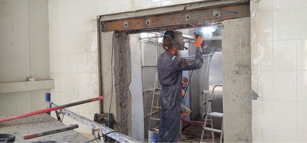 Алмазная резка дверных оконных проемов.   Демонтаж демонтажные работы.