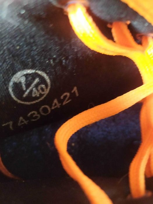 Trampki, buty sportowe za kostkę.