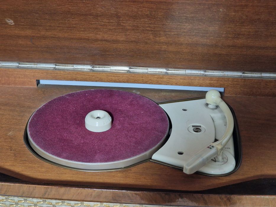 Rádio antigo com gira discos reparado Philips