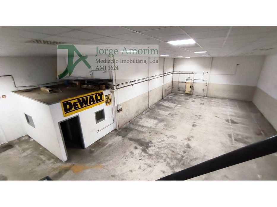 Armazém Z.I. da Maia. 945 m2 - Metro a 300 mt .