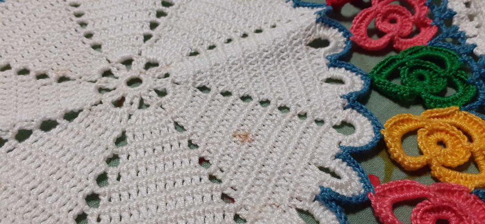 3 panos redondos em crochet (tem manchas de estarem guardados)