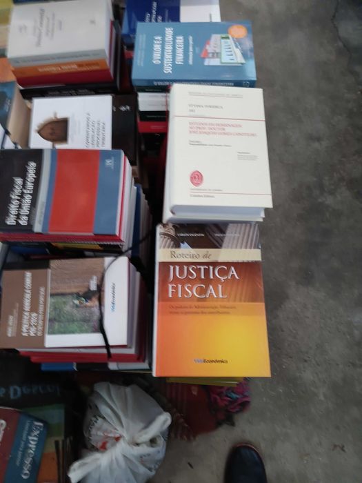 Coleção de livros e revistas técnicos (Contabilidade; Fiscalidade; Direito das Sociedades Comerciais)