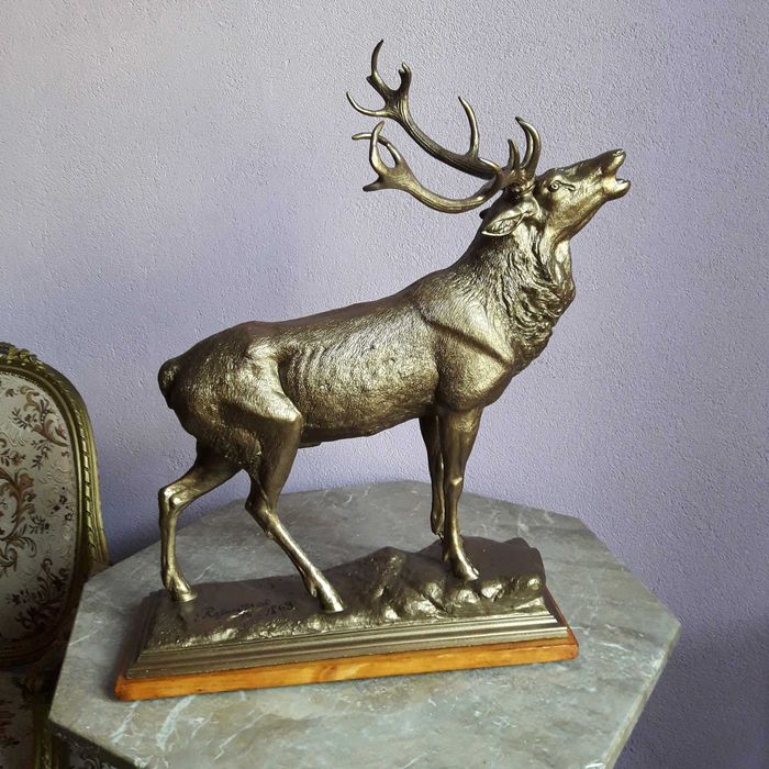 Ревущий олень на скале