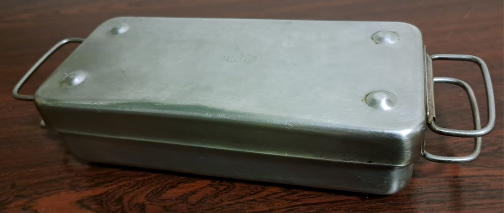 Металевий лоток.