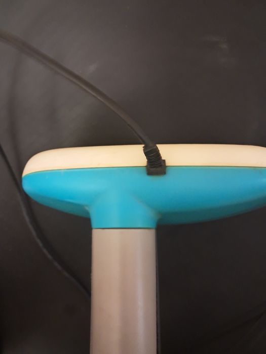 Настільна лампа  - потрібно ремонтувати.