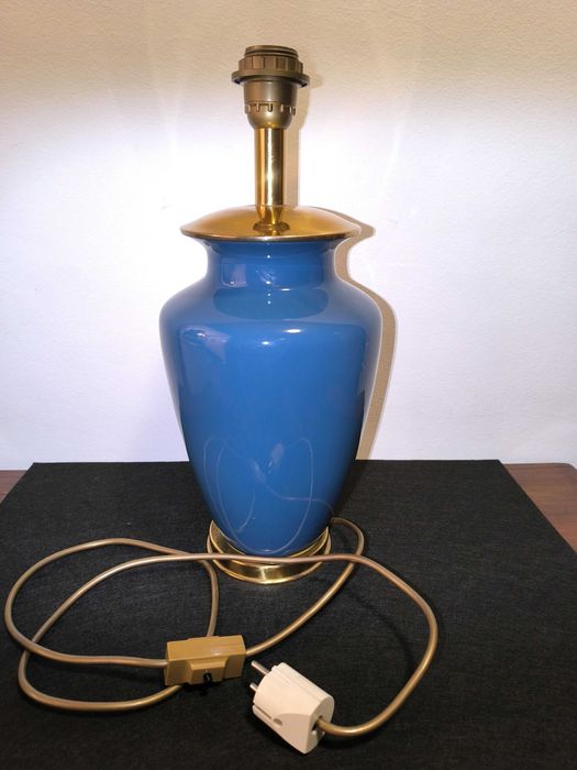 Antigo candeeiro em porcelana azul e metal amarelo.