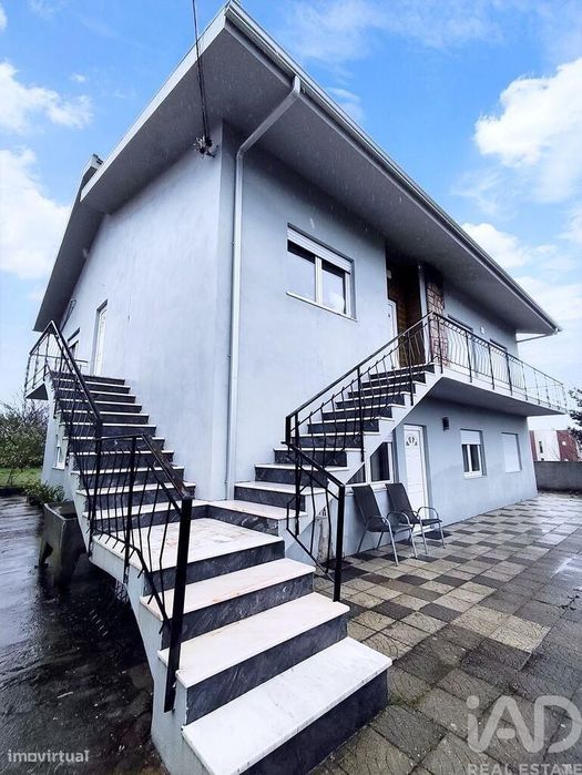 Moradia bi-familiar T6 em Pedome de 246 m2