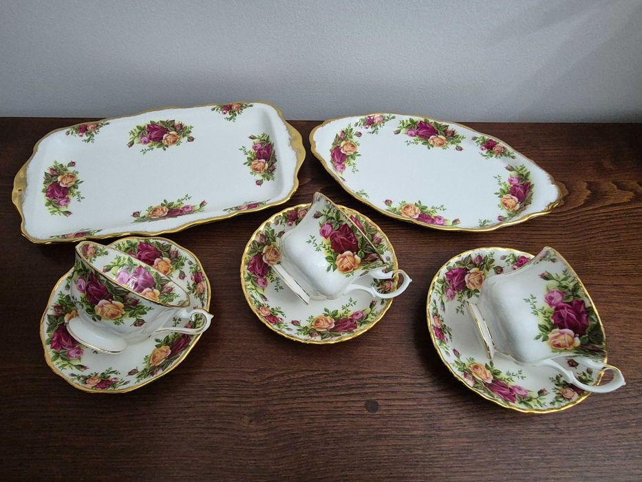 Coleção de 3 Chávenas e duas Travessas Royal Albert Old Country Roses