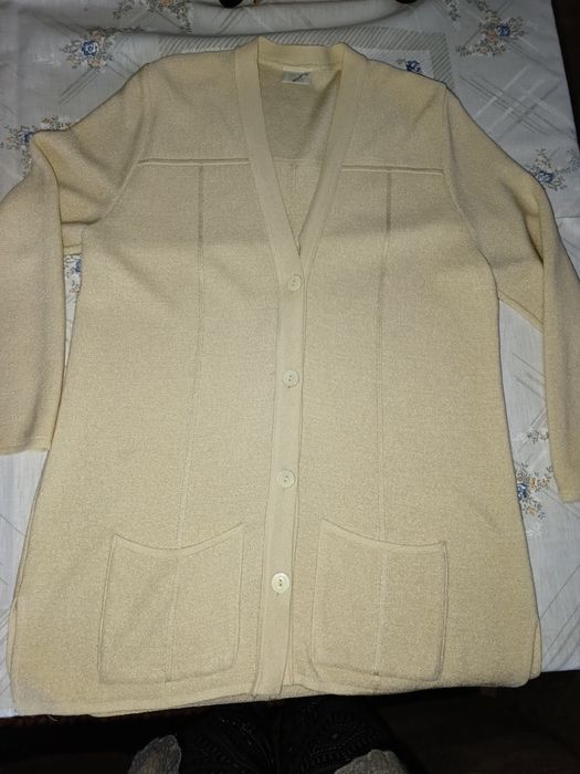 Sweter damski jednolity i rozpinany.