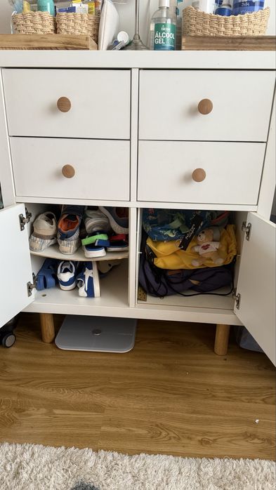 Cómoda ikea branco com puxadores e pés