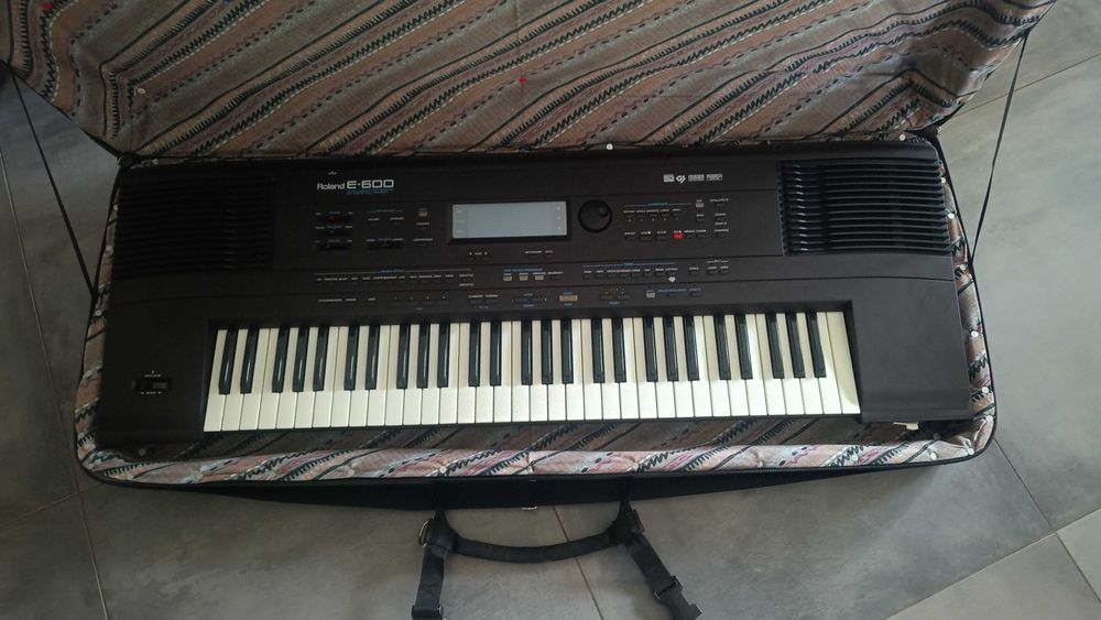 Roland E 600 keyboard