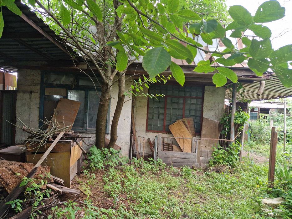 Продається будинок  у центрі с. Бабинці  для дачі чи нової забудови