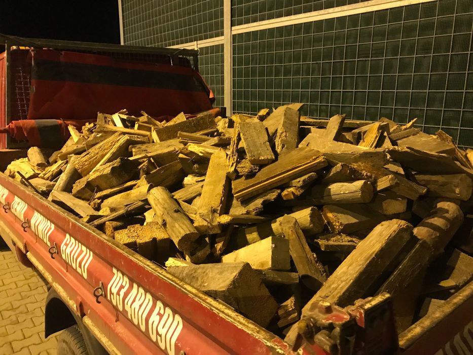 Tanie Drewno na opał z rozbiórki suche i pocięte na kawałki okazja