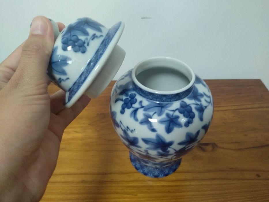 Biblô com enfeites azuis