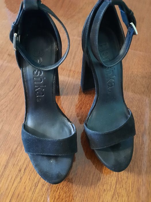 Модельні босоніжни Bershka