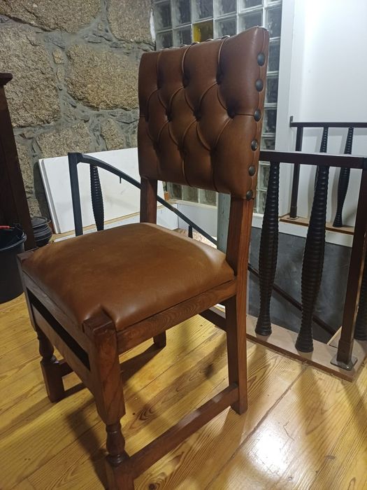 Cadeiras de madeira/couro estilo antigo.