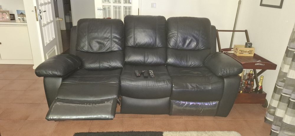 Sofá de pele preto 3 lugares