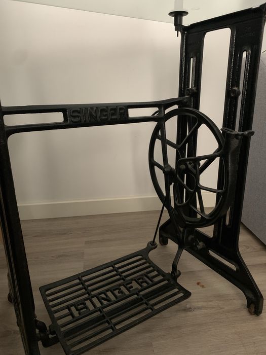 Mesa Singer em ferro e tampo de vidro temperado