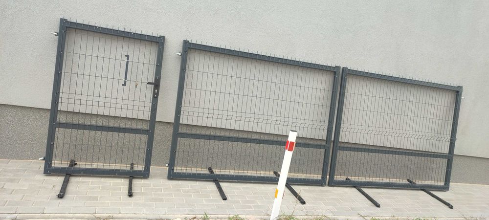 Brama wjazdowa panelowa 400x150 z kompletem słupków i okuć, furtka