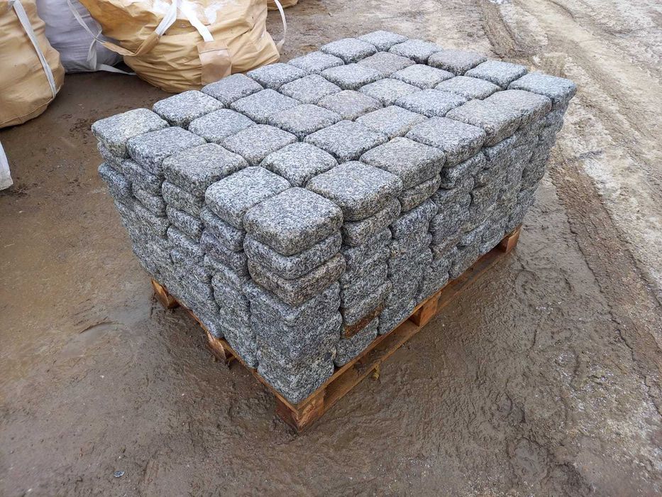 Kostka granitowa cięto-łupana otoczona 16/16/6; 16/16/8 szaro-ruda