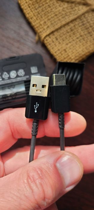 кабель зарядки смартфону