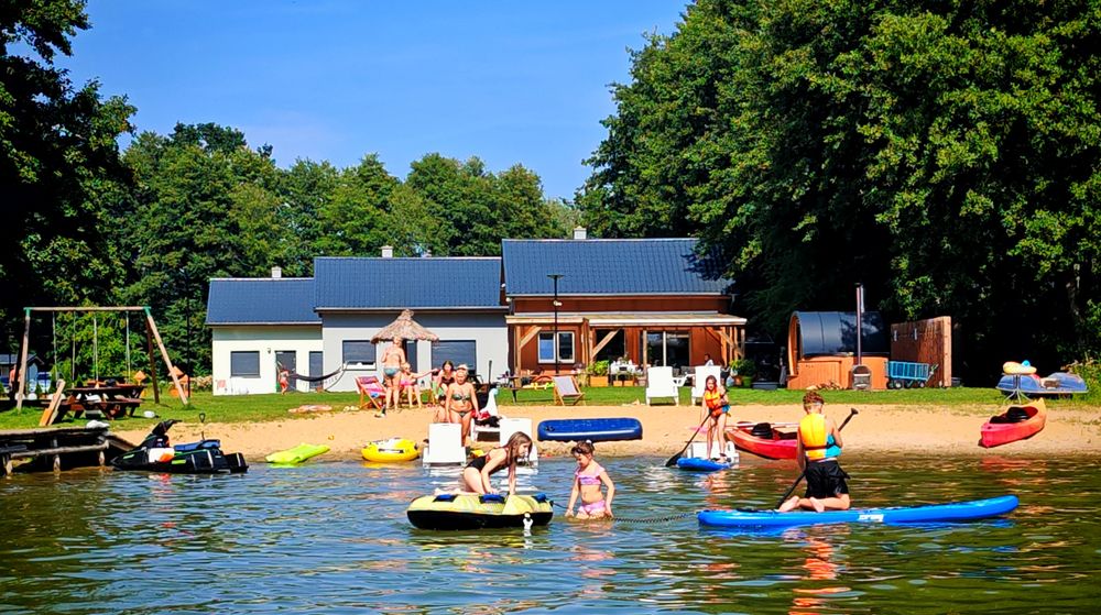Domki CAŁOROCZNE nad jeziorem -BALIA z Jacuzzi, PLAŻA, Pomost, SAUNA