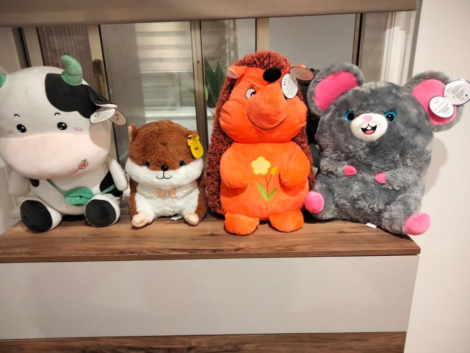 Bonecos de pelúcia vendo separados