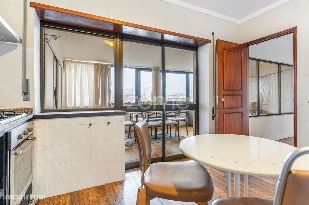 Apartamento T3 de cobertura, com terraço e garagem