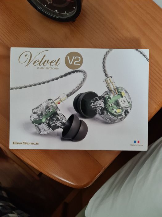 Earsonics Velvet V2 HR in Ears