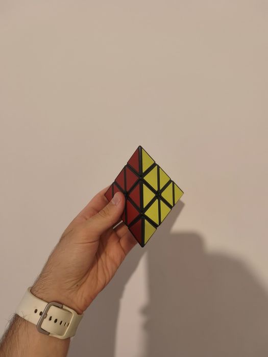 Pirâmide mágica, estilo Rubik's cube