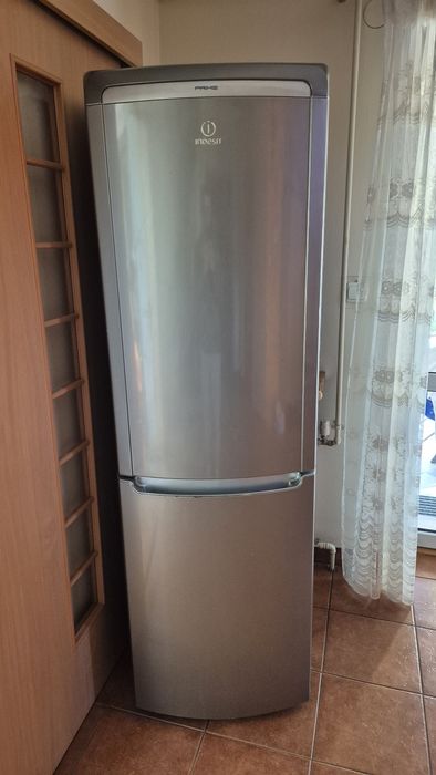 Sprawna lodówka Indesit.