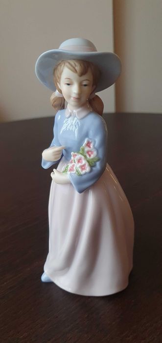 Figurka z porcelany dziewczynka z kwiatami