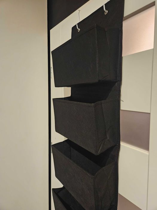 Wiszący organizer do powieszenia z 4 kieszeniami na drzwi czarny