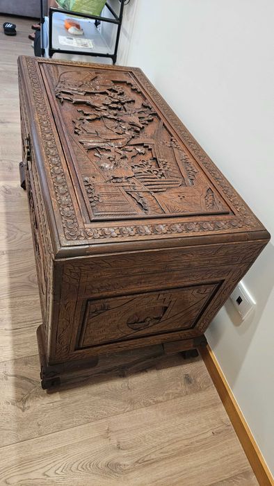 Charmoso baú entalhado a mão, com cadeado