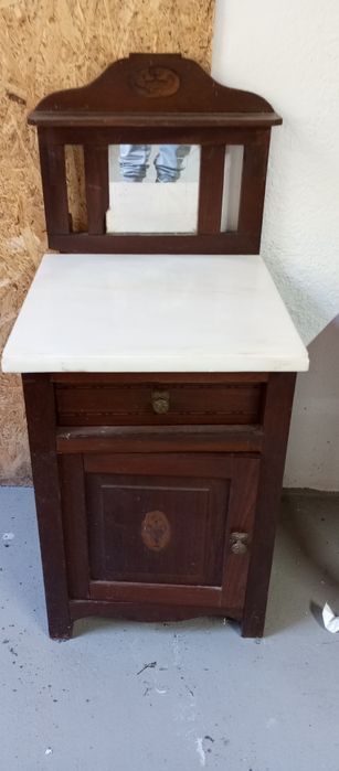 Mesa cabeceira antiga