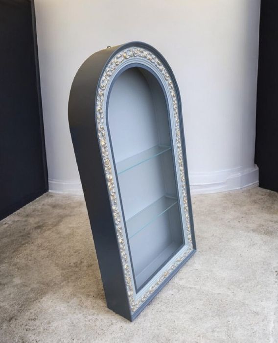 Estante de parede antiga.