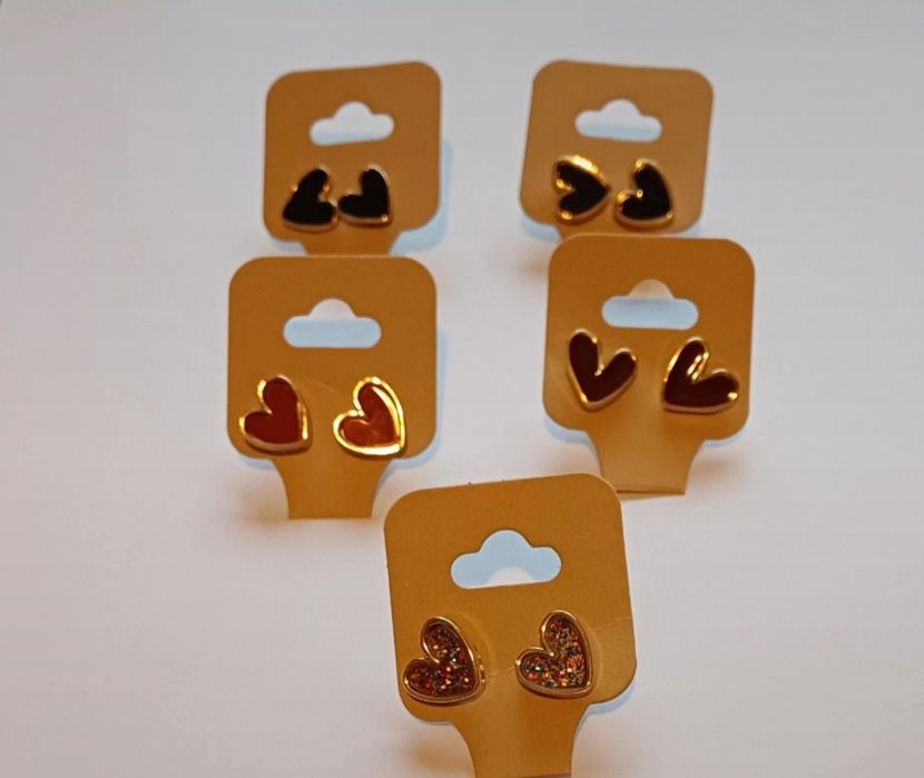 Brincos. Novos.
Cada par 2,25€.
Mais modelos disponíveis nas fotos.