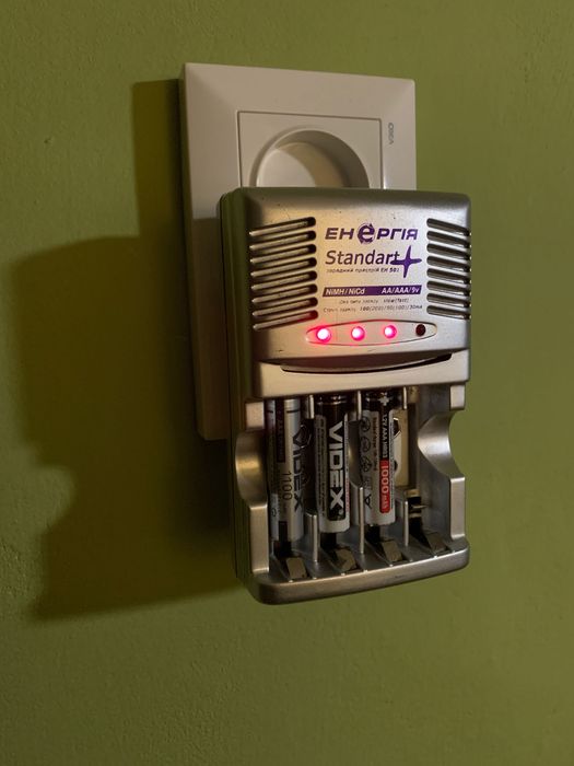 Зарядний пристрій для акумуляторних батарейок AA AAA Крона