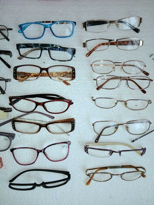 Uszkodzone okulary na części