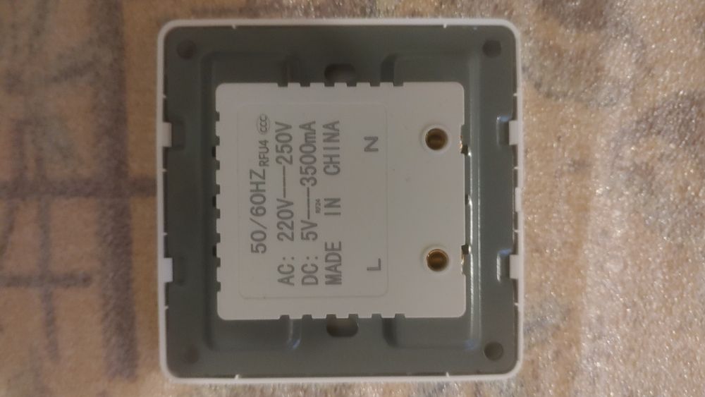 Розетка с  двумя и четырьмя USB