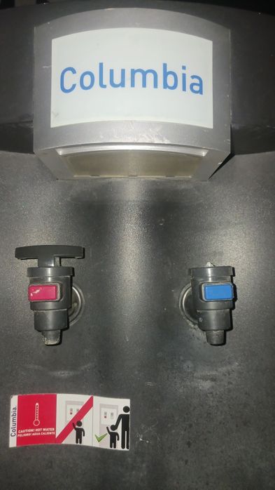 Dispensadora de água quente e fria em estado razoavel.