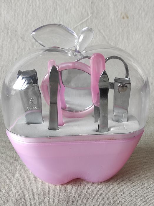 Kompletny zestaw do manicure 9 w jednym etui w kształcie różowego jabłuszka