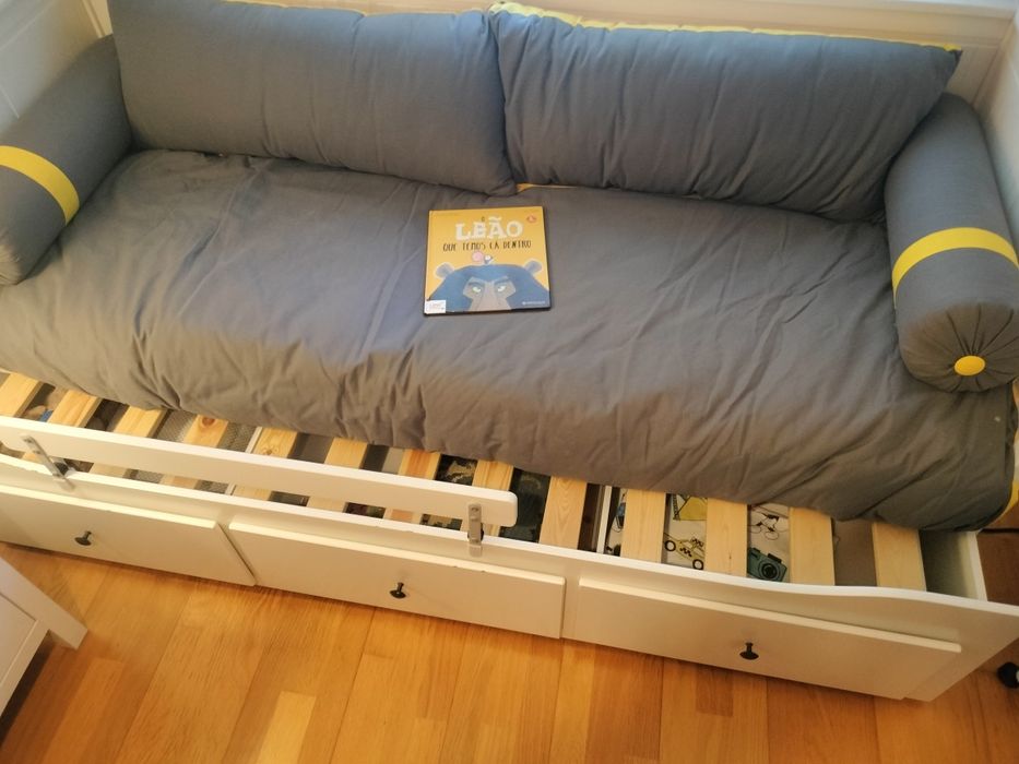 Cama Ikea Hemnes com colchão e colcha