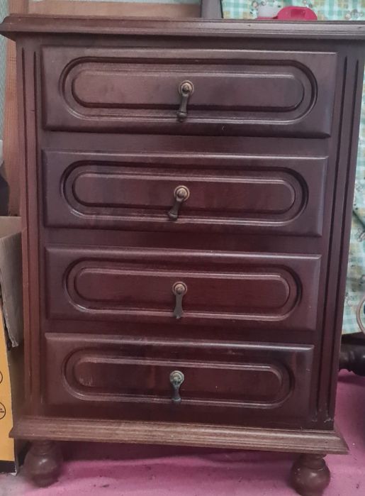 Cama de solteiro e 2 mesas de cabeceira